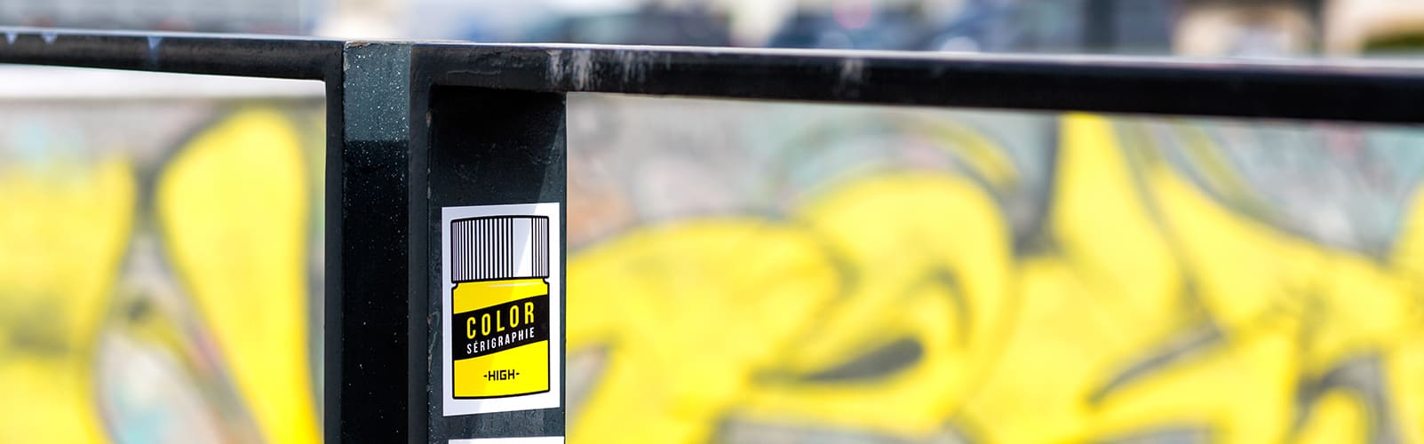 autocollant rectangulaire sérigraphié en noir et jaune et collé sur le skatepark hotel dieu de nantes