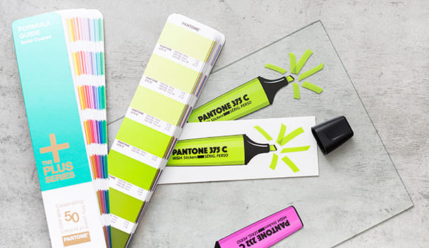 nuancier pantone avec reproduction de couleur pantone 375C et 323C sur stickers personnalisés en vinyle transparent en sérigraphie