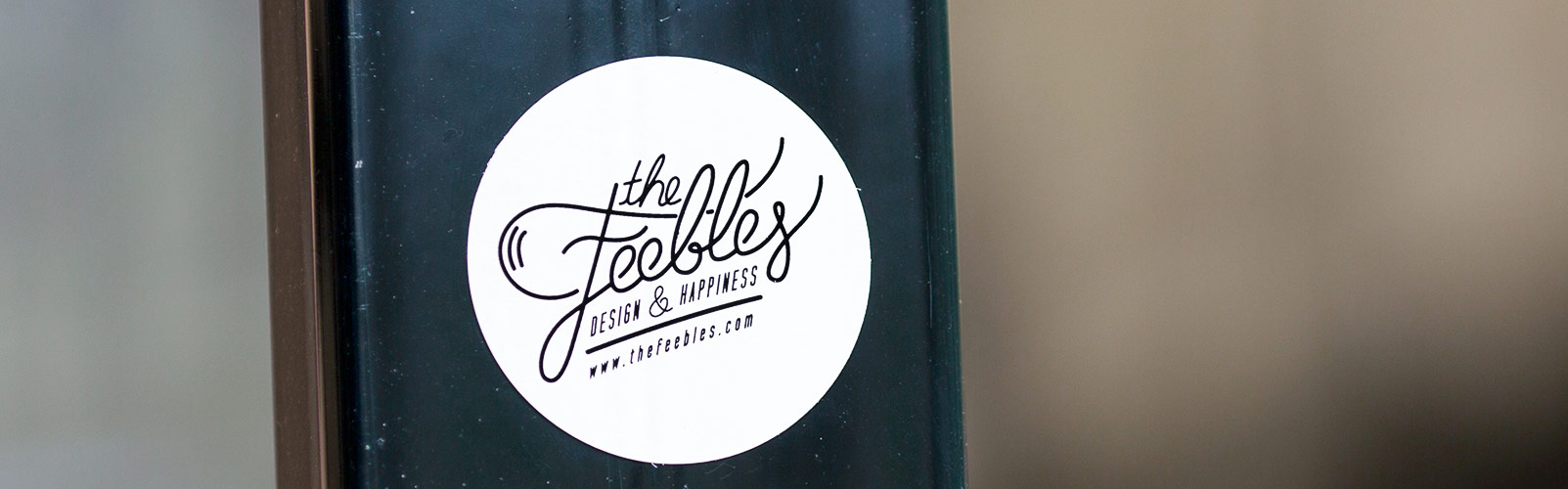 sticker personnalisé rond the Feebles imprimé en sérigraphie noir sur vinyle blanc
