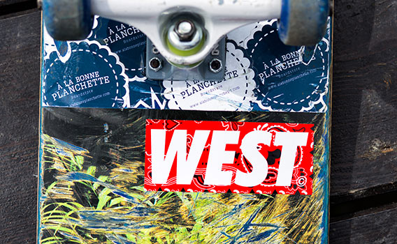 Autocollant West Boardstore Le Havre sur un skateboard