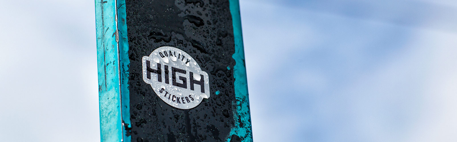 Un sticker de haute qualité et étanche imprimé par High Stickers et collé sur un poteau à Nantes
