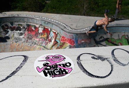 Sticker imprimé en sérigraphie 2 couleurs : un autocollant conçu par le designer Sumo du Luxembourg